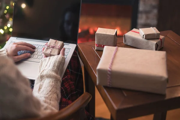 Navidad Mujer Suéter Usando Ordenador Portátil Para Buscar Ideas Regalo —  Fotos de Stock