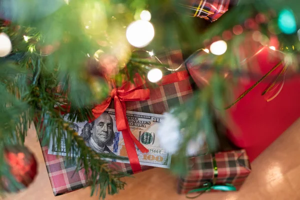 Американський Долар Під Червоним Луком Величезної Подарункової Коробки Лежить Під — стокове фото