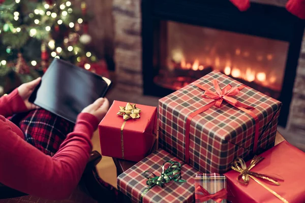 Navidad Mujer Suéter Usando Tableta Para Buscar Ideas Regalo Sentado —  Fotos de Stock