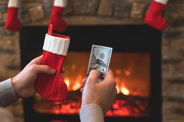 Homme Mettant Des Dollars Américains Chaussette Noël Rouge Assis Près — Photo