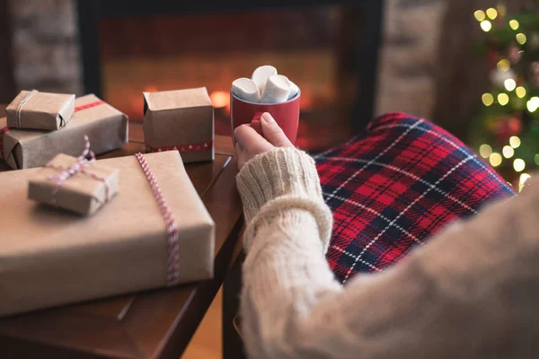 Mujer Cubierta Cuadros Sentado Relajación Cerca Adiós Árbol Navidad Con —  Fotos de Stock