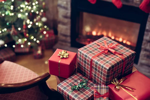 Poltrona Caixas Presente Embalagem Para Família Perto Árvore Natal Lareira — Fotografia de Stock