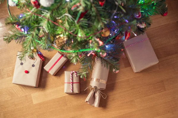 Ručně Vyráběné Dárkové Balení Kraftového Papíru Pod Vánoční Stromeček Dárek — Stock fotografie