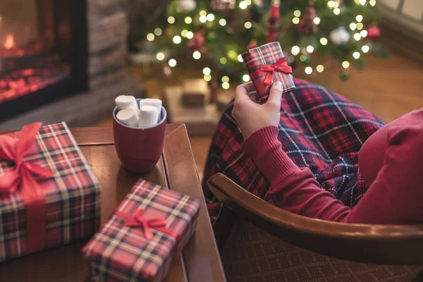 一个人坐在靠近离别处的扶手椅上 喝了一杯可可可豆 吃完饭后又在圣诞树上放了些棉花糖 — 图库照片