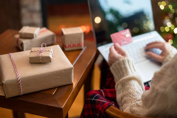 Navidad Mujer Suéter Con Tarjeta Crédito Utilizando Ordenador Portátil Para —  Fotos de Stock