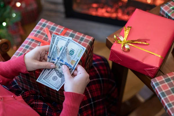 Woman Counting American Dollars Planning Sitting Christmas Tree Fireplace Packing — Stock Photo, Image