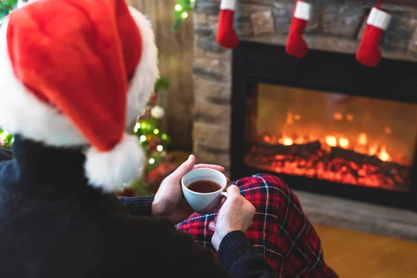 Hombre Divorciado Con Taza Café Sombrero Santa Claus Sentado Calentándose —  Fotos de Stock