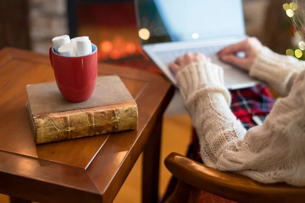 Žena Ruka Notebookem Šálek Horkého Kakaa Marshmallow Knize Dřevěném Stole — Stock fotografie