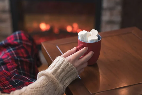 Mujer Con Taza Cacao Caliente Malvavisco Sentado Calentándose Noche Invierno —  Fotos de Stock