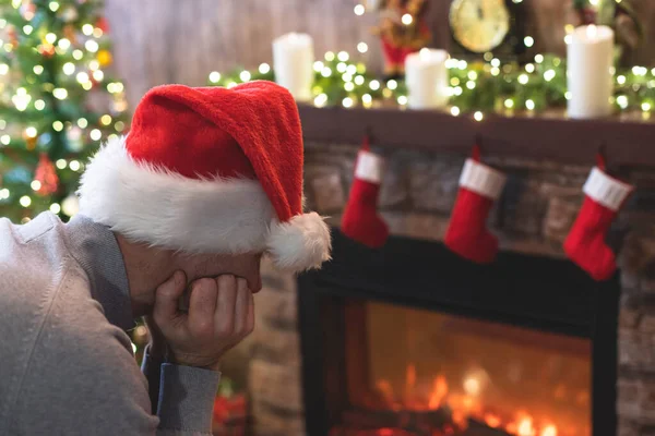 Triste Uomo Cappello Babbo Natale Depressione Provare Emozioni Negative Durante — Foto Stock