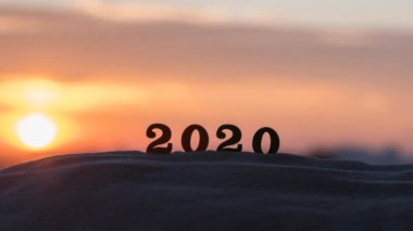 Günbatımında kum tepesinde 2020 renk numarasının orijinal hızlandırılmış videosu
