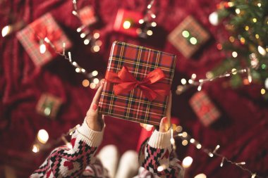 Parlayan çelengin içinden elini uzatan kadın. Noel zamanı. Üst görünüm. 