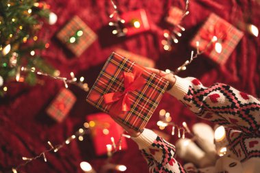 Parlayan çelengin içinden elini uzatan kadın. Noel zamanı. Üst görünüm. 