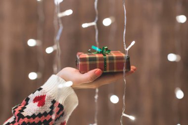 Parlayan çelengin içinden elini uzatan kadın. Noel