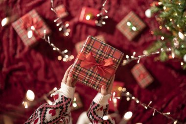 Parlayan çelengin içinden elini uzatan kadın. Noel zamanı. Üst görünüm. 