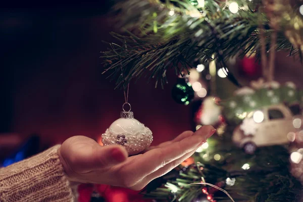 Mulher Decorando Ramos Árvore Natal Com Brinquedo Casa Perto Lareira — Fotografia de Stock
