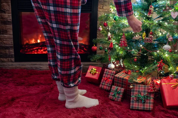Vrouw Pyjama Sokken Versieren Takken Van Kerstboom Met Speelgoed Thuis — Stockfoto