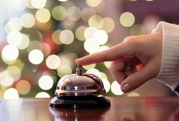 Viagem Natal Mão Convidado Tocando Sino Recepção Pousada Cor Guirlanda — Fotografia de Stock