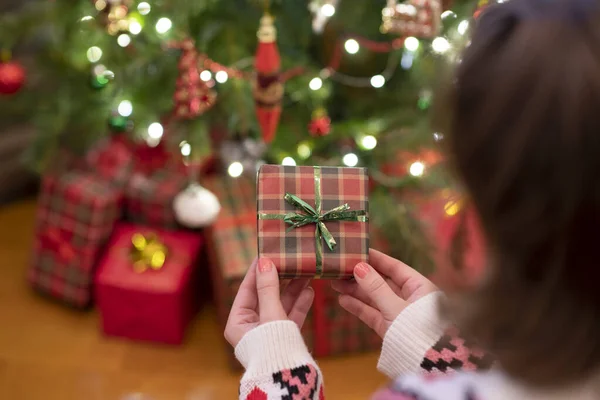 Mulher Colocando Caixa Presente Debaixo Árvore Natal Presentes Para Família — Fotografia de Stock