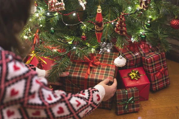 Wanita Meletakkan Kotak Hadiah Bawah Pohon Natal Hadiah Untuk Keluarga — Stok Foto