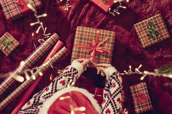 Visão Superior Mulher Chapéu Vermelho Papai Noel Embrulhando Caixas Presentes — Fotografia de Stock