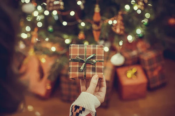 Mulher Colocando Caixa Presente Debaixo Árvore Natal Presentes Para Família — Fotografia de Stock