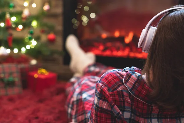 Vrouw Pyjama Koptelefoon Liggend Ontspannen Opwarmen Winter Avond Buurt Van — Stockfoto