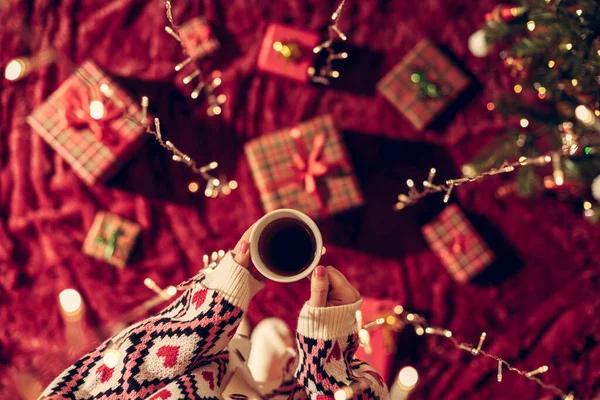 Mulher Com Xícara Chocolate Quente Embrulhar Caixas Presentes Natal Para — Fotografia de Stock