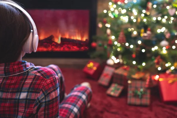 Vrouw Pyjama Hoofdtelefoon Zit Verwarmt Winters Bij Open Haard Vlam — Stockfoto