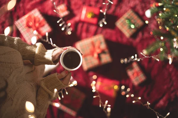 Женщина Чашкой Горячего Шоколада Обертыванием Рождественских Подарочных Коробок Семьи Пушистой — стоковое фото