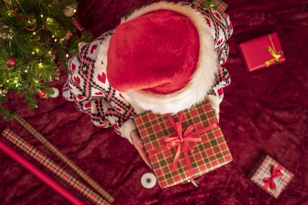 Horní Pohled Ženu Červeném Santa Claus Klobouk Drží Balení Vánoční — Stock fotografie