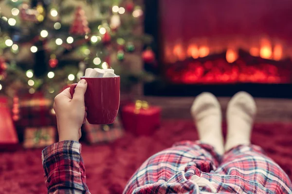 Vrouw Pyjama Met Warme Chocolademelk Marshmallow Liggend Verwarmend Winters Bij — Stockfoto