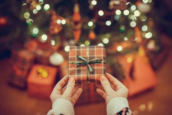 Mulher Colocando Caixa Presente Debaixo Árvore Natal Presentes Para Família — Fotografia de Stock