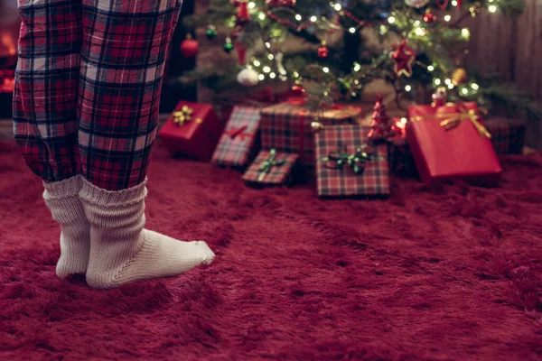 Pés Femininos Pijama Meias Inverno Perto Uma Árvore Natal Com — Fotografia de Stock
