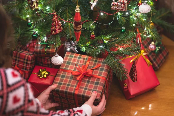 Mulher Colocando Caixa Presente Debaixo Árvore Natal Presentes Para Família — Fotografia de Stock