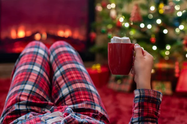 Vrouw Pyjama Met Warme Chocolademelk Marshmallow Liggend Verwarmend Winters Bij — Stockfoto