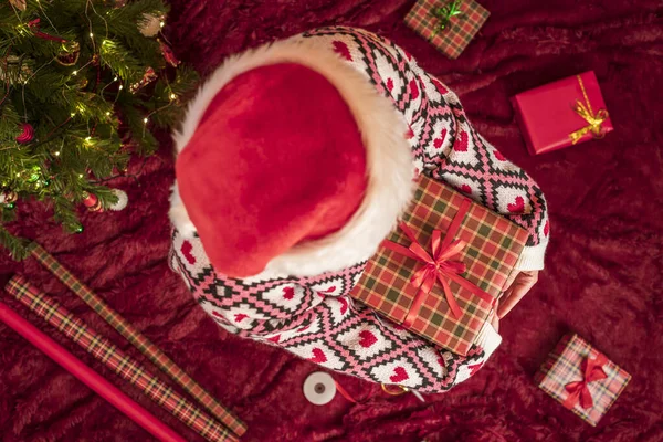 Visão Superior Mulher Chapéu Vermelho Papai Noel Segurando Embrulho Presentes — Fotografia de Stock