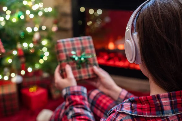 Vrouw Pyjama Met Kerst Geschenkdoos Hand Zittend Pluizig Ruitje Bij — Stockfoto