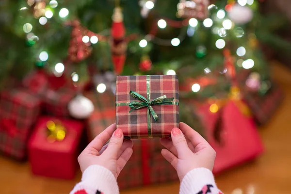 Mulher Colocando Caixa Presente Debaixo Árvore Natal Presentes Para Família — Fotografia de Stock