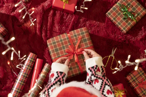 Horní Pohled Ženu Červeném Santa Claus Klobouk Balení Vánoční Dárky — Stock fotografie