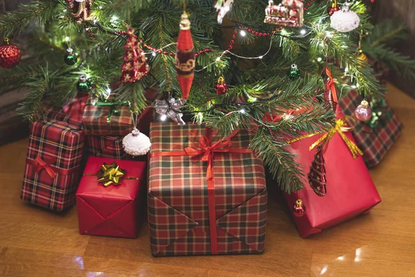 Muitas Caixas Presente Debaixo Árvore Natal Presentes Para Família — Fotografia de Stock
