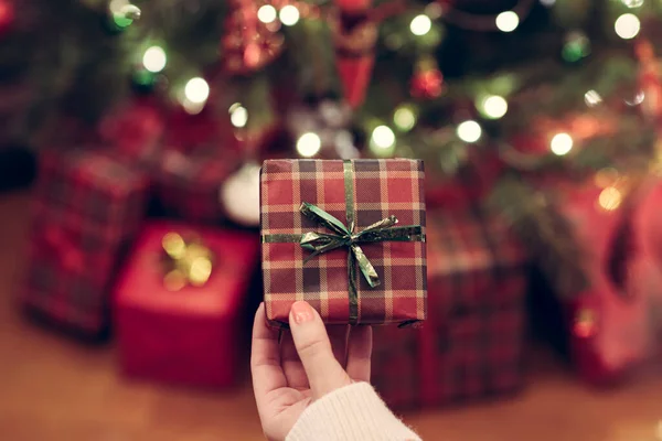 Mulher Colocando Caixa Presente Debaixo Árvore Natal Presentes Para Família — Fotografia de Stock