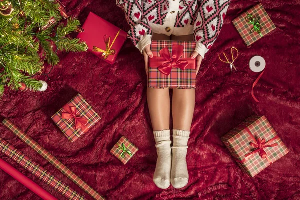 Vue Dessus Femme Avec Boîte Cadeau Noël Sur Les Genoux — Photo