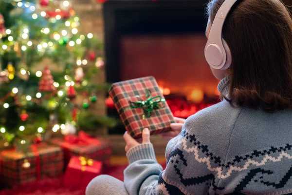 Vrouw Hoofdtelefoon Met Kerst Geschenkdoos Hand Zittend Pluizig Plaid Buurt — Stockfoto