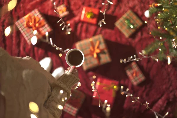 Donna Con Tazza Cioccolata Calda Confezione Scatole Regalo Natale Famiglia — Foto Stock