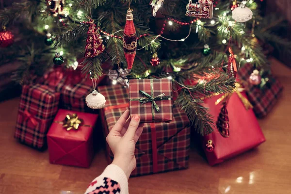 Mulher Colocando Caixa Presente Debaixo Árvore Natal Presentes Para Família — Fotografia de Stock