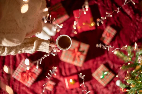 Wanita Dengan Secangkir Cokelat Panas Dan Membungkus Kotak Hadiah Natal — Stok Foto