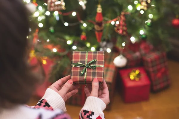 Mulher Colocando Caixa Presente Debaixo Árvore Natal Presentes Para Família — Fotografia de Stock