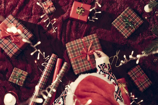 Visão Superior Mulher Chapéu Vermelho Papai Noel Embrulhando Caixas Presentes — Fotografia de Stock