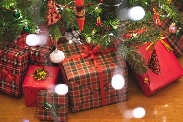 Spousta Dárkových Krabic Pod Vánočním Stromečkem Záři Světla Dárek Pro — Stock fotografie